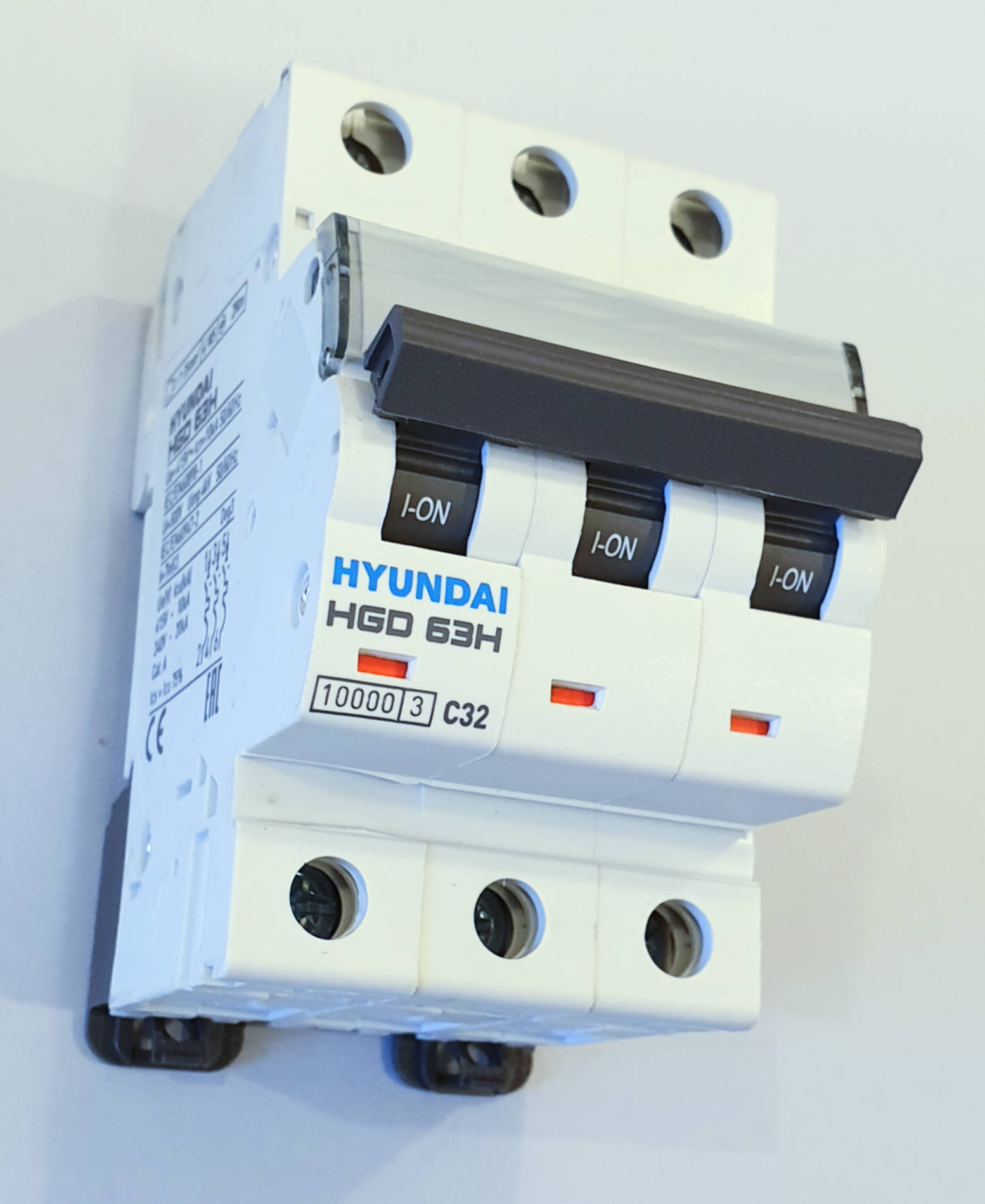 Автоматический выключатель hgd63. Выключатель автоматический Hyundai HGD 63 3p. Автоматический выключатель Hyundai c25 1p. Hyundai автоматические выключатели HIBD. Автоматический выключатель Hyundai 32а 3p.